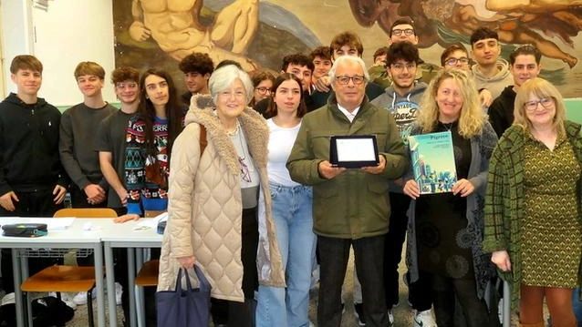 Un momento della speciale premiazione con consegna della targa avventua direttamente in classe alla Barsanti Matteucci Un momento della speciale premiazione con consegna della targa avventua direttamente in classe alla Barsanti Matteucci