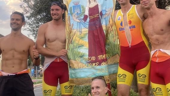L’equipaggio della Portaccia festeggia la vittoria mostrando il ’cencio’ appena conquistato al termine di una sfida dominata fin dall’inizio