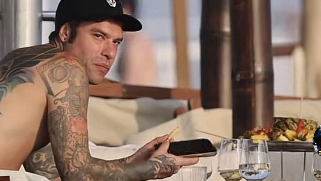 Fedez ha soggiornato in Versilia per esibirsi al Twiga dell'amico Leonardo Del Vecchio