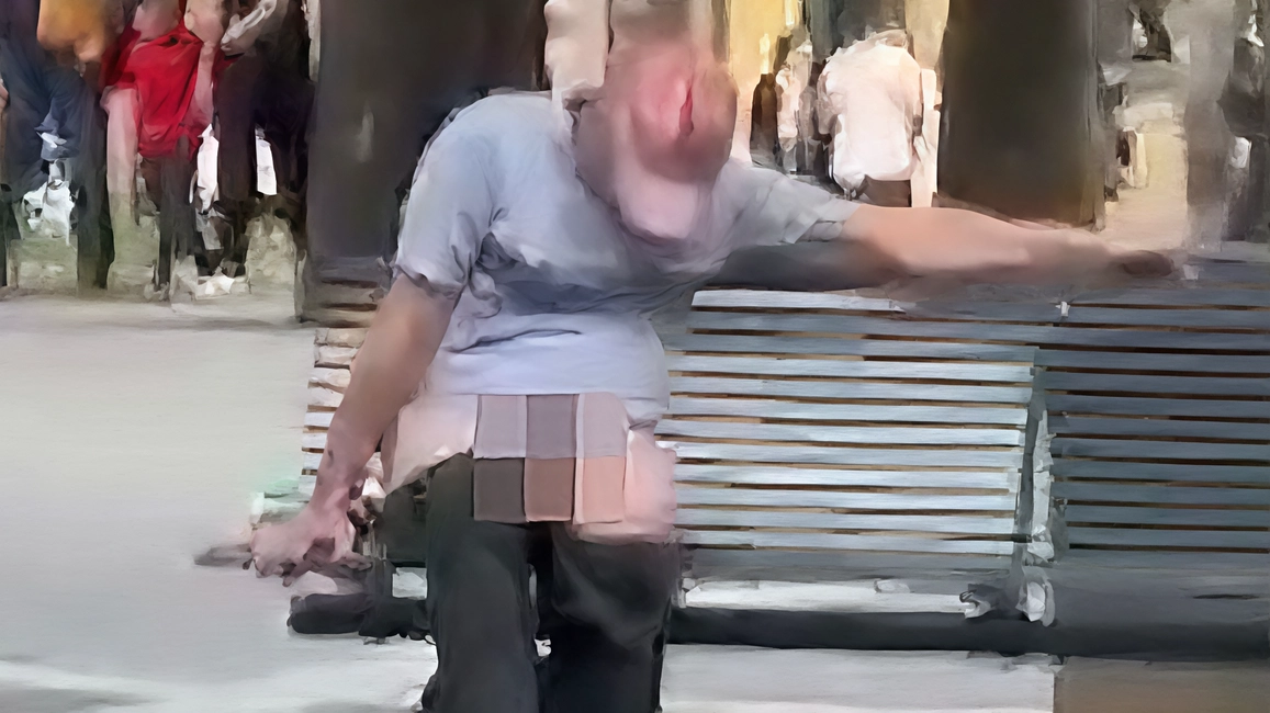 L’immagine ripresa dai telefonini: un uomo sulla panchina coi pantaloni calati L’immagine ripresa dai telefonini: un uomo sulla panchina coi pantaloni calati