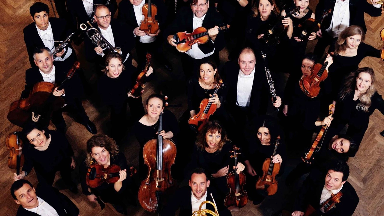 Si parte con la doppiatrice e speaker Sandra Tedeschi per finire con la Wiener Concert-Verein per il bicentenario di Johann Strauss.