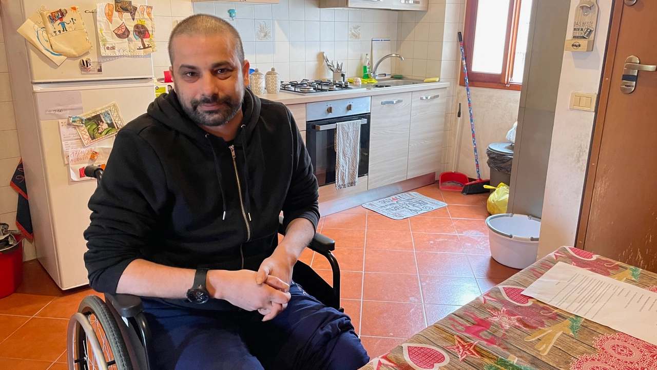 Andrea Giardina nella casa dove vive, senza l’ascensore Andrea Giardina nella casa dove vive, senza l’ascensore