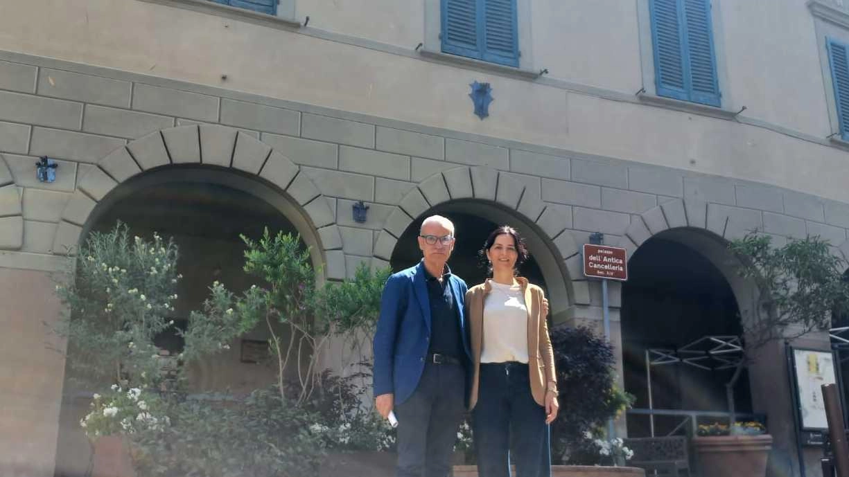 La sindaca Linda Vanni con l’assessore alla cultura e al turismo Marzio Gabbanini davanti al Palazzo della Cancelleria di Montopoli