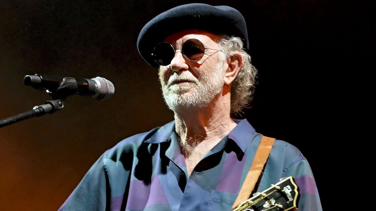 Stasera. Francesco De Gregori. sul palco di Piazza Duomo per Prato è spettacolo Stasera. Francesco De Gregori. sul palco di Piazza Duomo per Prato è spettacolo
