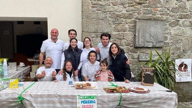 I volontari della Pro loco di Migliana. In autunno i giovani del nuovo consiglio saranno impegnati nell’organizzazione del 50° anniversario della «Sbruciatata» I volontari della Pro loco di Migliana. In autunno i giovani del nuovo consiglio saranno impegnati nell’organizzazione del 50° anniversario della «Sbruciatata»
