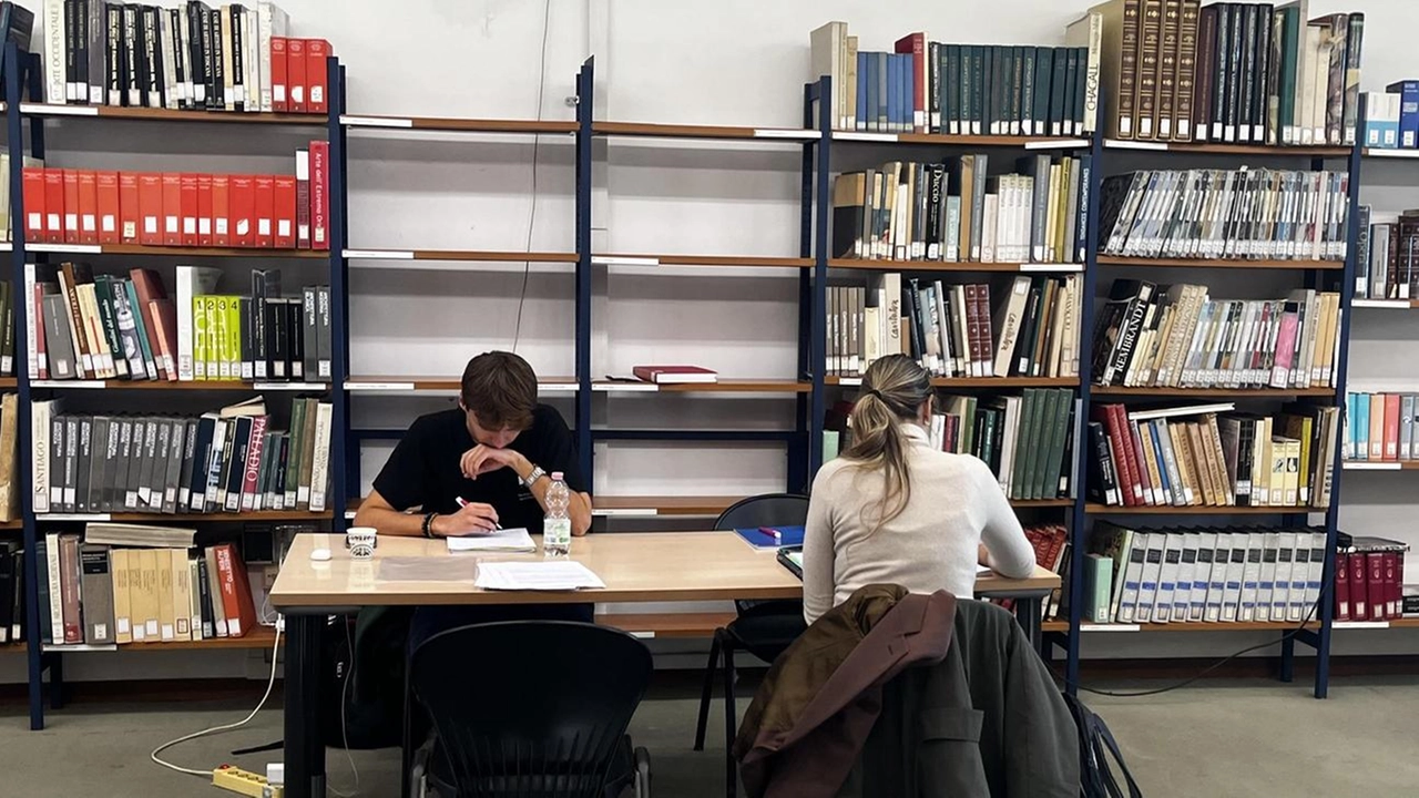 Giovani nelle aule di studio della biblioteca ‘Giampaoli’ e, sopra, il vicesegretario del Pd Massa Ergest Cobaj Giovani nelle aule di studio della biblioteca ‘Giampaoli’ e, sopra, il vicesegretario del Pd Massa Ergest Cobaj