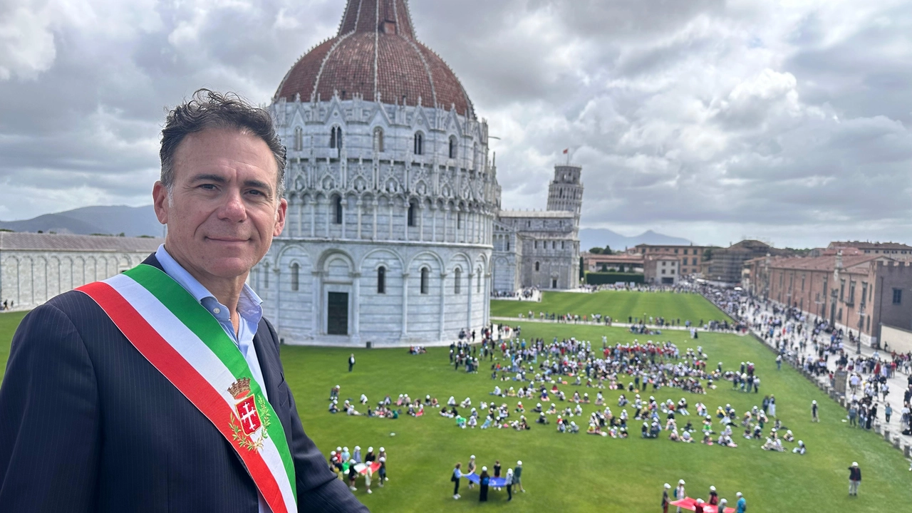 Il sindaco Michele Conti affacciato su Piazza dei Miracoli: via al maxi intervento nella zona monumentale Il sindaco Michele Conti affacciato su Piazza dei Miracoli: via al maxi intervento nella zona monumentale