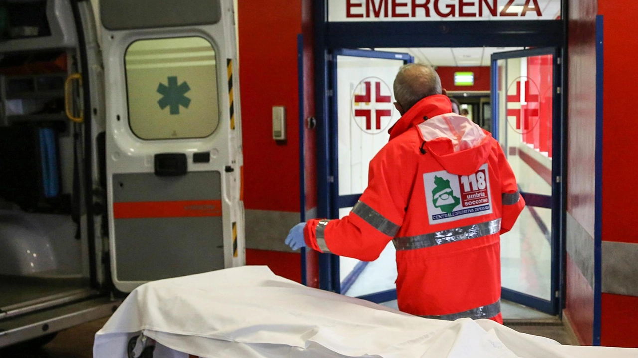 Gli operatori del 118 non hanno potuto fare altro che accertare il decesso della donna Gli operatori del 118 non hanno potuto fare altro che accertare il decesso della donna