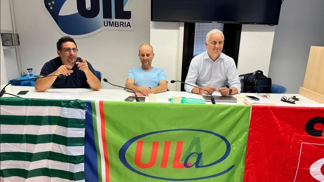 Il punto della situazione durante la conferenza di Fai, Flai e Uila Umbria con i segretari Simone Dezi, Luca Turcheria e Daniele Marcaccioli Il punto della situazione durante la conferenza di Fai, Flai e Uila Umbria con i segretari Simone Dezi, Luca Turcheria e Daniele Marcaccioli