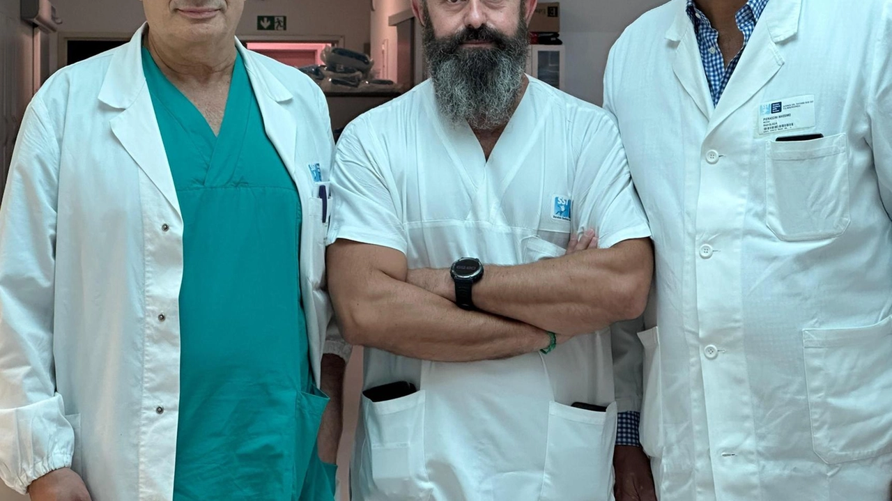 I medici dell’ospedale Misericordia Valerio Lunghi, Manuele Bartalucci e Massimo Pieraccini spiegano il tipo di intervento portato a termine I medici dell’ospedale Misericordia Valerio Lunghi, Manuele Bartalucci e Massimo Pieraccini spiegano il tipo di intervento portato a termine