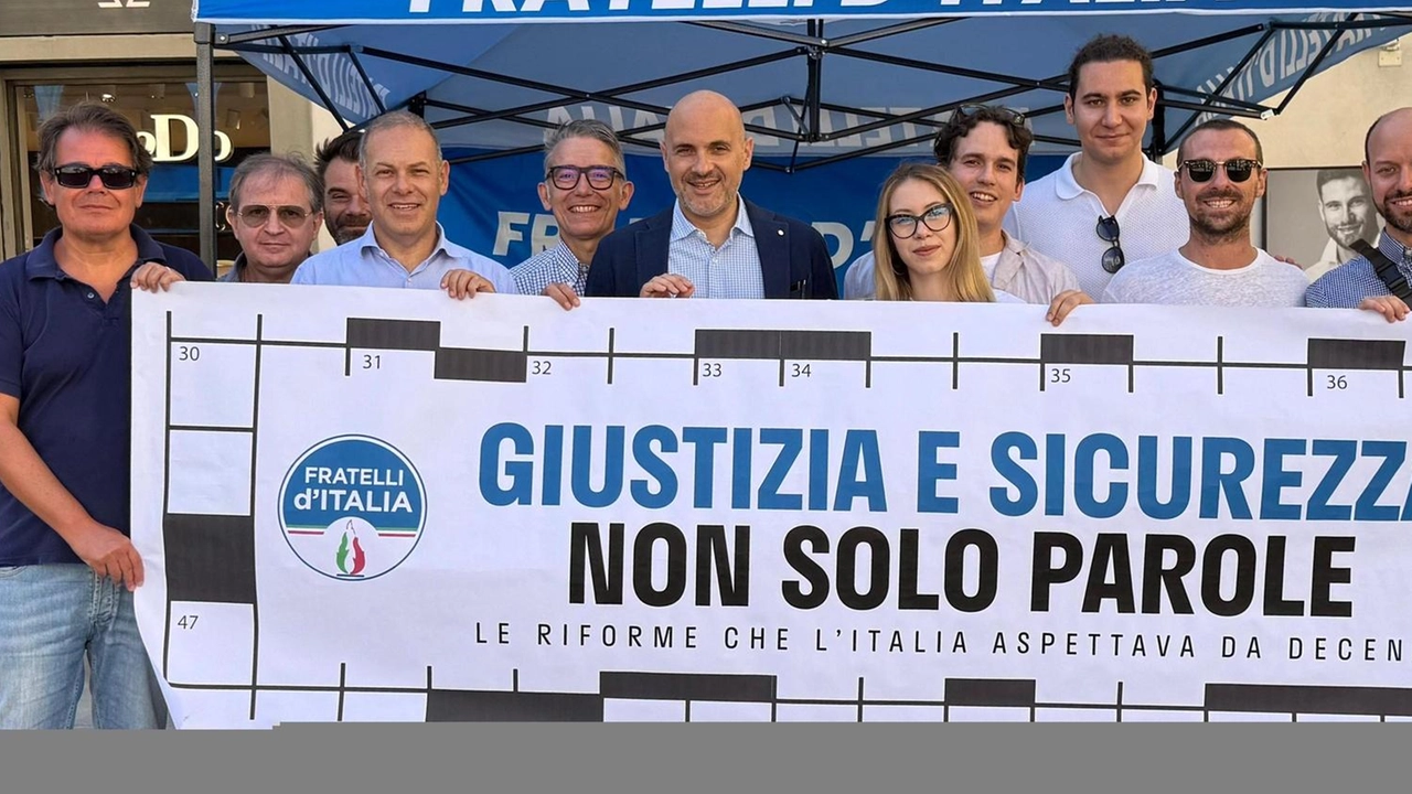 Il sottosegretario all’Interno, Emanuele Prisco, al gazebo di Fratelli d’Italia allestito in piazza Il sottosegretario all’Interno, Emanuele Prisco, al gazebo di Fratelli d’Italia allestito in piazza