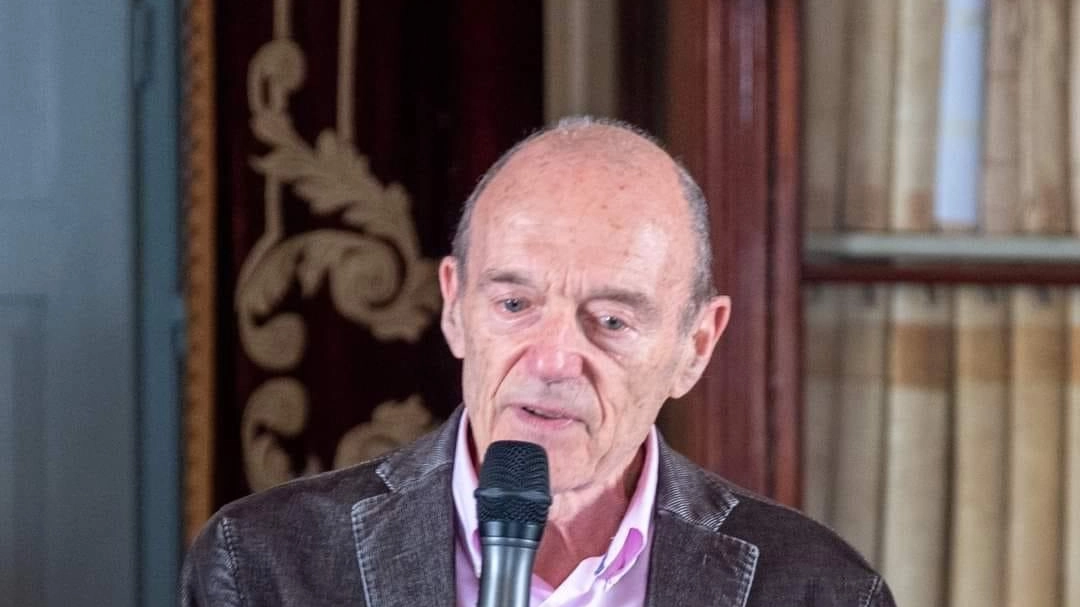 Silvio d'Amico, figura chiave del teatro italiano, fondò l'Accademia d'Arte Drammatica e introdusse il concetto di regia. Grandi attori si formarono con lui, celebrati in un evento dedicato alla sua biografia. Silvio d'Amico, figura chiave del teatro italiano, fondò l'Accademia d'Arte Drammatica e introdusse il concetto di regia. Grandi attori si formarono con lui, celebrati in un evento dedicato alla sua biografia.
