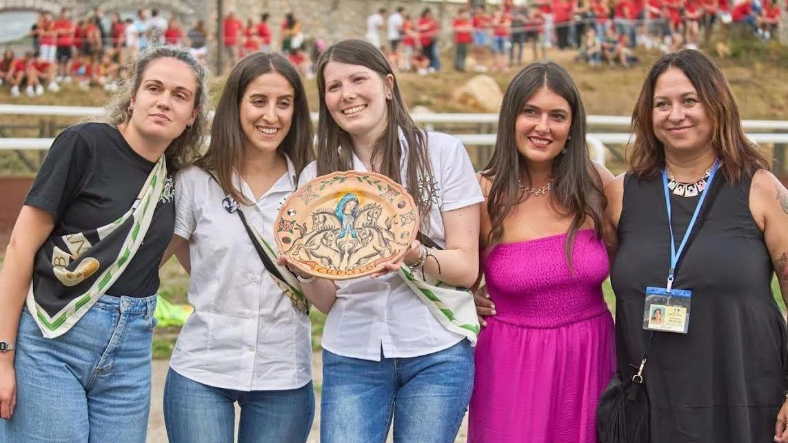 A Gloria Agnorelli, Arianna Vinciarelli, Veronica Guerrini il piatto con l’immagine della Vergine di San Pietro