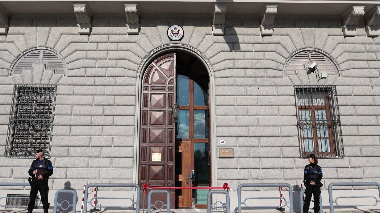 Il piano varato dal segretario di Stato dal 1° luglio: prima a Washington, dopo Oltreoceano. Pronta la petizione: "Manteniamo le funzioni rendendo più economica la gestione del Palazzo".