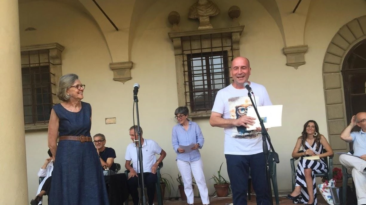 Il vincitore del premio «Il Ponticello», Francesco Spinelli di Vaiano con due racconti Alla cerimonia. ha partecipato anche. il vicesindaco di Vaiano Davide Puccianti Il vincitore del premio «Il Ponticello», Francesco Spinelli di Vaiano con due racconti Alla cerimonia. ha partecipato anche. il vicesindaco di Vaiano Davide Puccianti