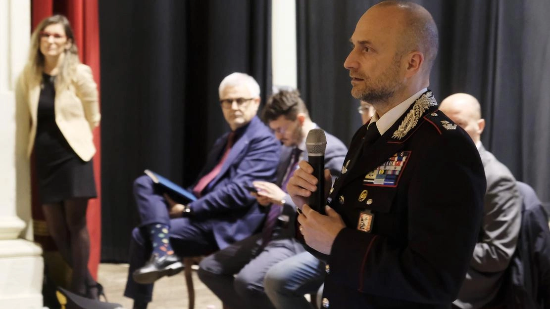 Un momento dell’incontro con le forze dell’ordine andato in scena al teatro della Rosa di Pontremoli (Foto Pasquali) Un momento dell’incontro con le forze dell’ordine andato in scena al teatro della Rosa di Pontremoli (Foto Pasquali)