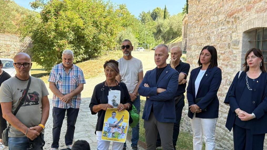 "Fabrizio è sempre con noi". Vent’anni senza Catalano. I genitori nei luoghi del figlio "Fabrizio è sempre con noi". Vent’anni senza Catalano. I genitori nei luoghi del figlio