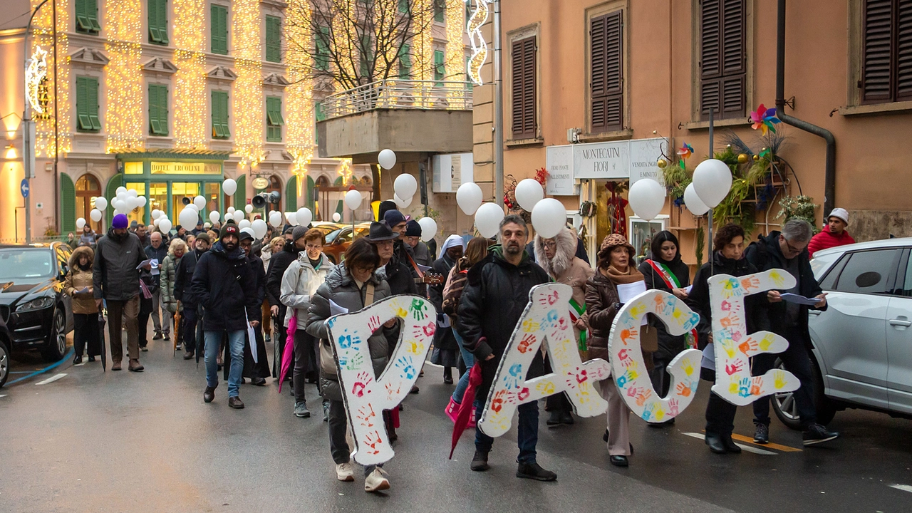 In testa al corteo la parola “Pace” (foto Goiorani) In testa al corteo la parola “Pace” (foto Goiorani)