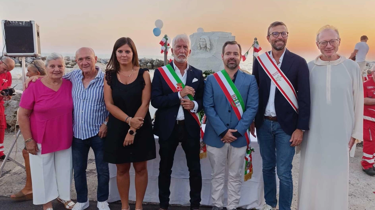 Un momento della cerimonia a Marina di Pisa Un momento della cerimonia a Marina di Pisa