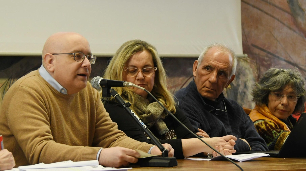 I comitati riuniti ieri pomeriggio in Comune per protestare sullo stato della sanità I comitati riuniti ieri pomeriggio in Comune per protestare sullo stato della sanità