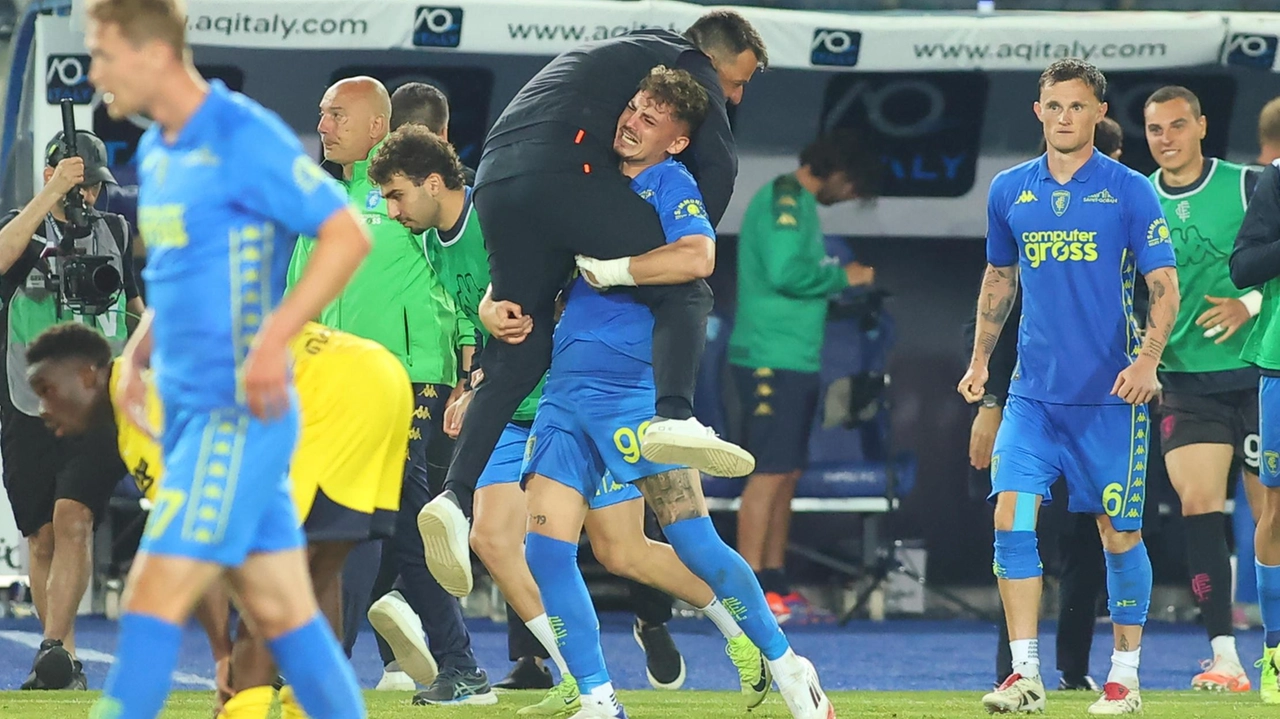 L’esultanza di Roberto D’Aversa, allenatore dell’Empoli, preso in braccio da Sebastiano Esposito dopo il gol vittoria contro il Parma (fotoGermogli/Gasperini) L’esultanza di Roberto D’Aversa, allenatore dell’Empoli, preso in braccio da Sebastiano Esposito dopo il gol vittoria contro il Parma (fotoGermogli/Gasperini)
