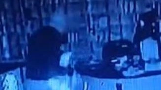 Un’immagine dei ladri nel bar «Maurizio» a San Martino di Galceti Un’immagine dei ladri nel bar «Maurizio» a San Martino di Galceti