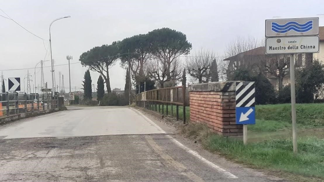 Il ponte sul canale Maestro della Chiana a Valiano, sulla Lauretana Il ponte sul canale Maestro della Chiana a Valiano, sulla Lauretana