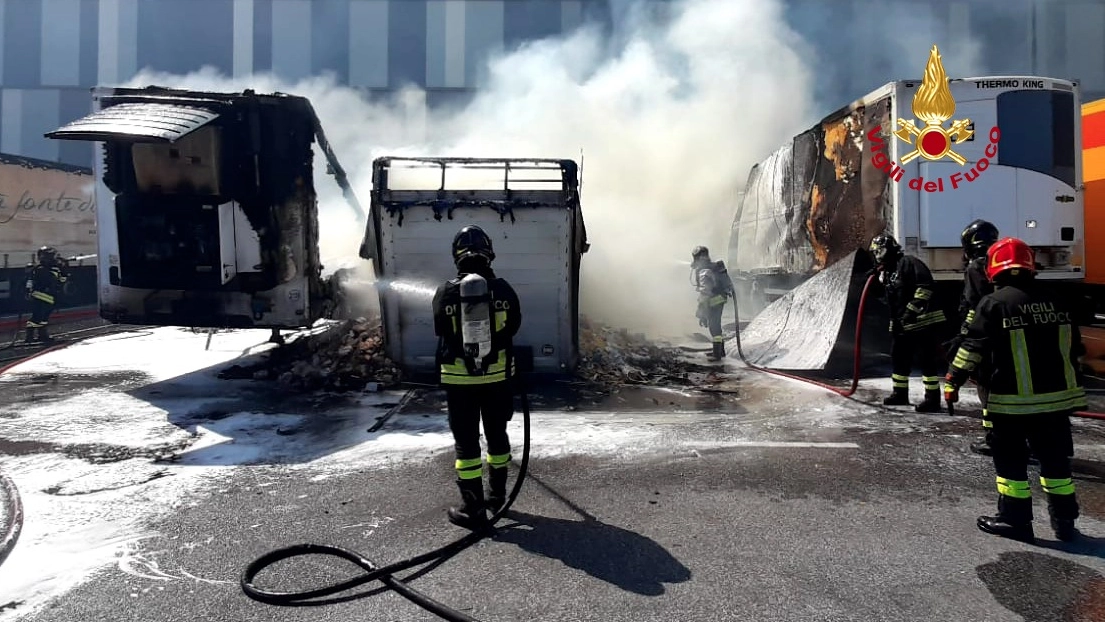 Osmannoro, l'intervento dei vigili del fuoco per l'incendio nel parcheggio