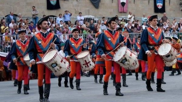 Fra tamburi e drappi, Sansepolcro si prepara agli eventi del Giubileo: tutto il programma. Rinascimento e fede: il messaggio di Leone XIV sarà annunciato nel giorno clou delle feste.