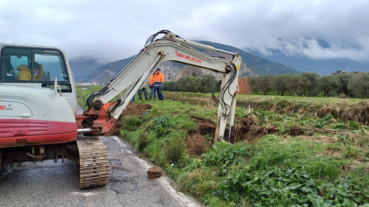 I lavori nel tratto dove l'argine è ceduto sulla strada statale del Brennero I lavori nel tratto dove l'argine è ceduto sulla strada statale del Brennero