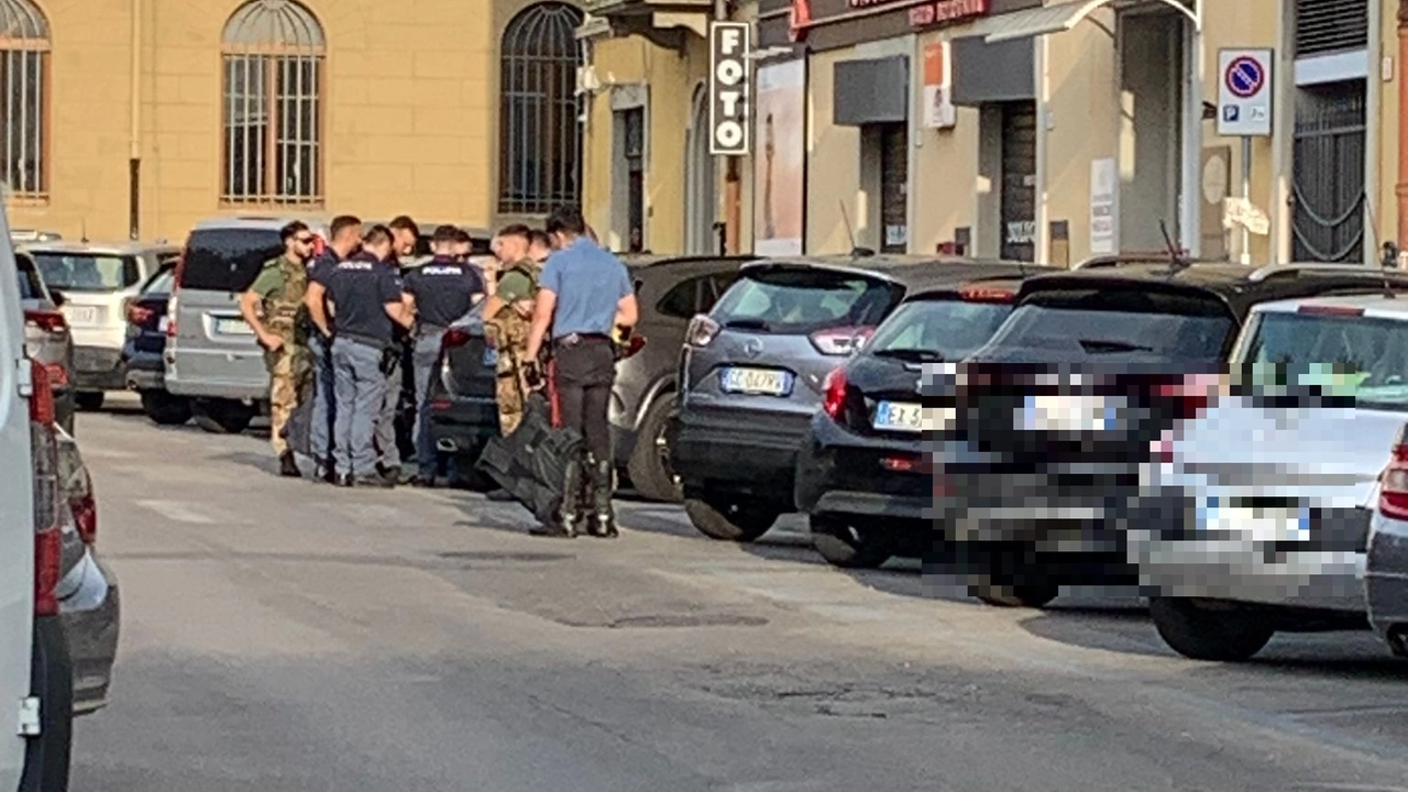 Agenti in piazza Ciardi per il maxi controllo scattato in varie zone della città Agenti in piazza Ciardi per il maxi controllo scattato in varie zone della città