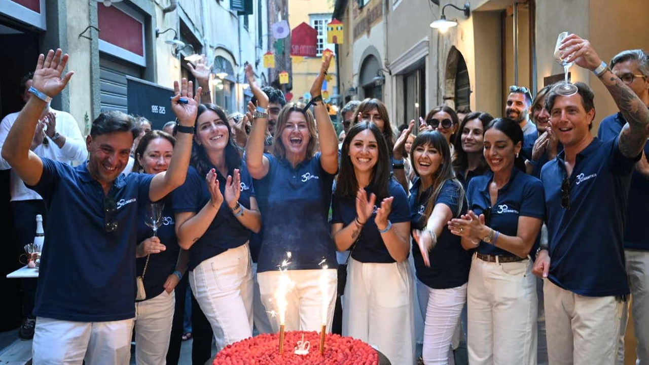 Un momento del brindisi per i primi trent’anni di Casamica Un momento del brindisi per i primi trent’anni di Casamica