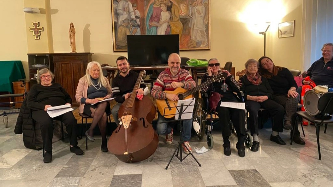 A Firenze il Sanremo delle Rsa, gli anziani si sfidano a colpi di canzoni   