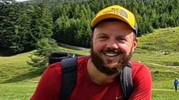 Muore in casa a 42 anni, il cane lo veglia per ore e dà l’allarme abbaiando