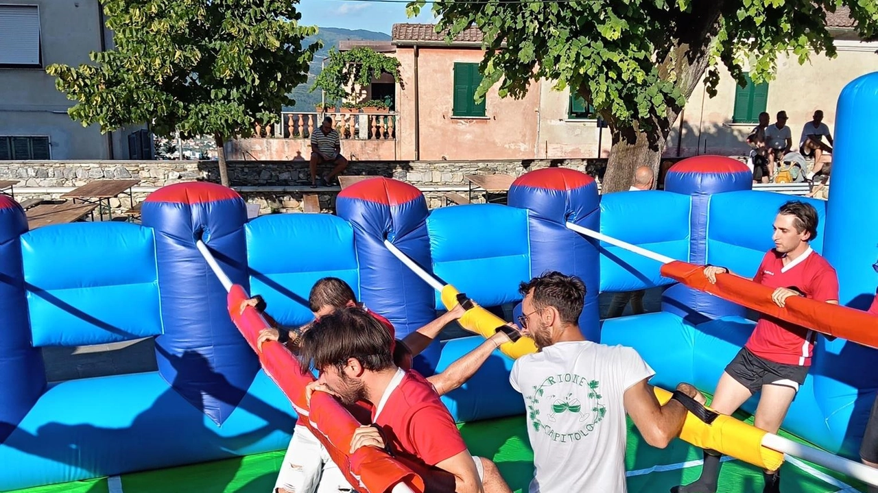 Un momento del torneo di Calcio Balilla umano Un momento del torneo di Calcio Balilla umano