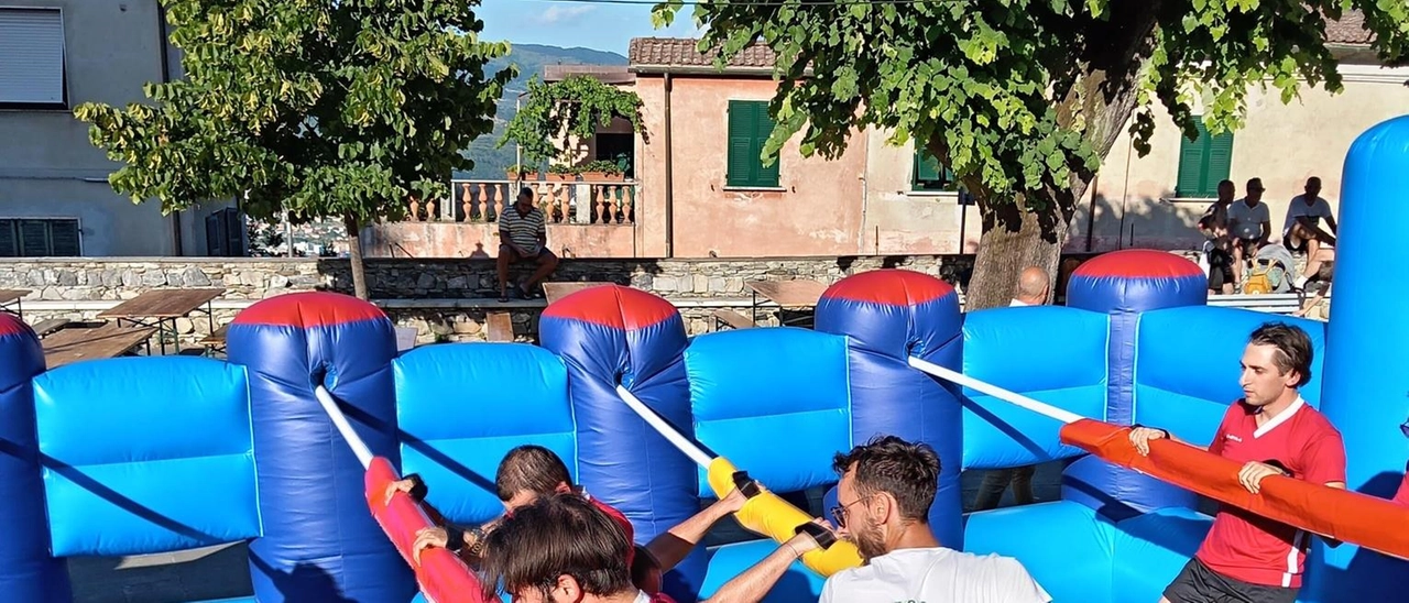 Raccolti duemila euro da donare al Gaslini. Calcio Balilla umano in gol per solidarietà