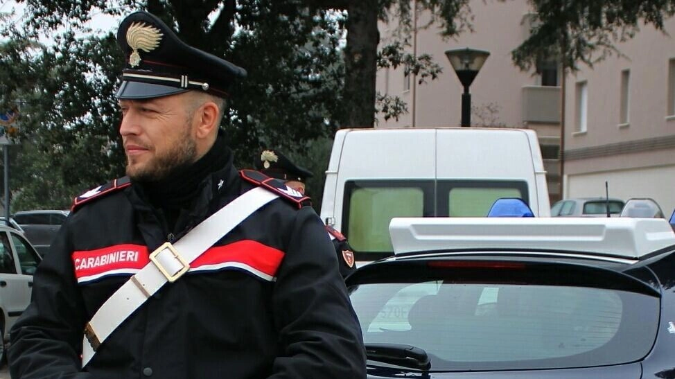 "Guardi, ha perso delle monetine". E poi ha afferrato la borsa della donna