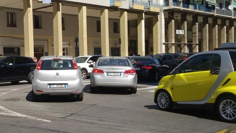 Corso Nazionale congestionato a tratti. "Deviate parte dei flussi su via Prosperi". Ma c’è chi se ne fa una ragione: "Chiudetevi in casa, con le finestre sigillate".