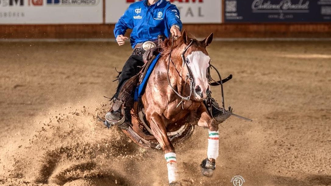 Gabriele Costantini durante una prova di “reining“ una disciplina della monta americana di cui è diventato campione del mondo Gabriele Costantini durante una prova di “reining“ una disciplina della monta americana di cui è diventato campione del mondo