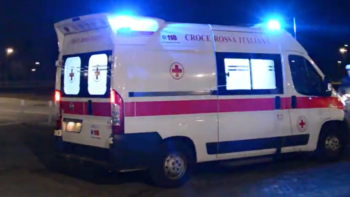 Sul posto anche un'ambulanza Sul posto anche un'ambulanza