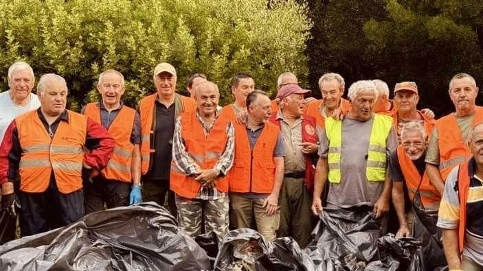 A caccia di rifiuti. La squadra di Monte Verro, grazie a un’idea del loro componente nonché vicesindaco di Capalbio,... A caccia di rifiuti. La squadra di Monte Verro, grazie a un’idea del loro componente nonché vicesindaco di Capalbio,...