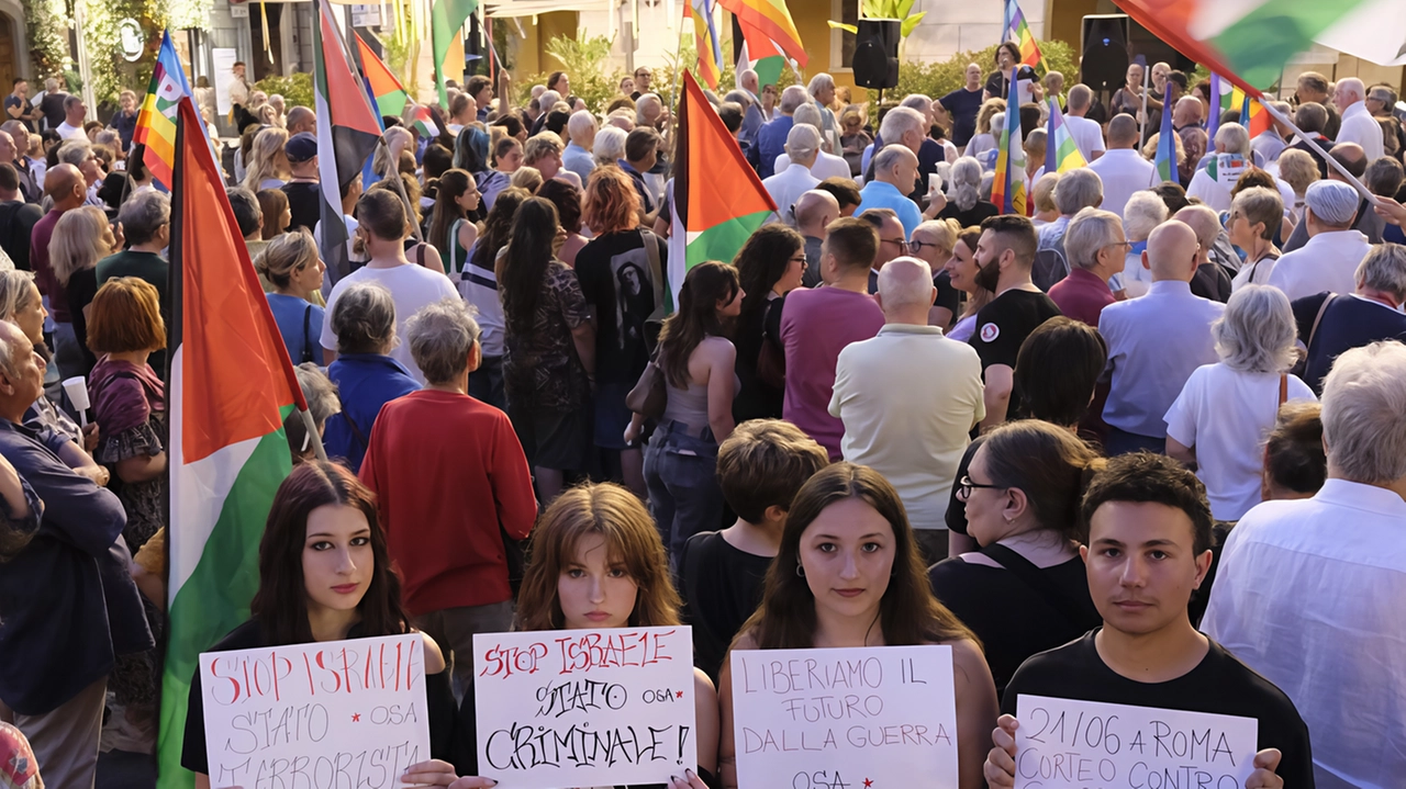 Partenza da piazza della Stazione e arrivo in Cattedrale con il vescovo "Non possiamo dormire davanti a quello che succede a Gaza e nel mondo".