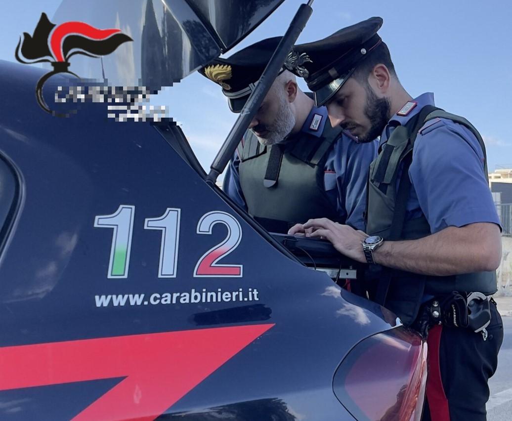 Truffata mentre passeggia: “Signora è sporca, l’aiuto io”. E le sfila la collana d’oro