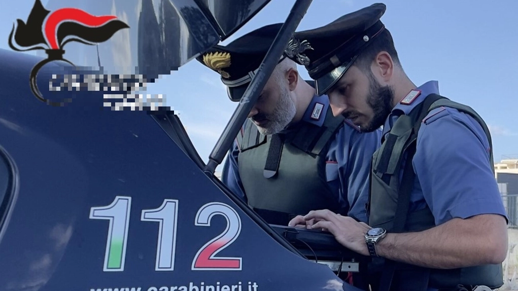 La vittima si è accorta del furto solo qualche ora più tardi tastandosi il collo e scoprendo di non avere più la collana così si è recata alla stazione dei carabinieri e ha sporto denuncia La vittima si è accorta del furto solo qualche ora più tardi tastandosi il collo e scoprendo di non avere più la collana così si è recata alla stazione dei carabinieri e ha sporto denuncia