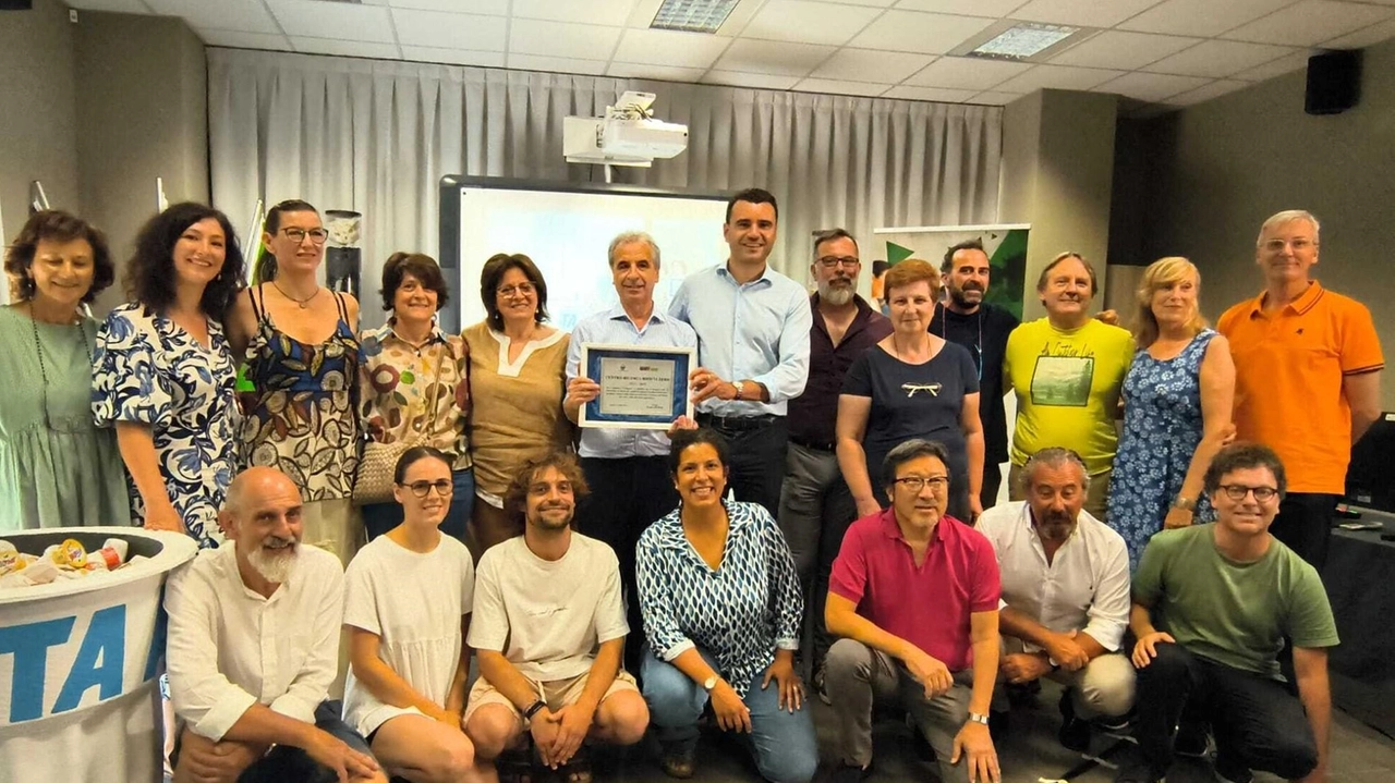 La foto di gruppo alla festa dei 15 anni del Centro Ricerca Rifiuti Zero