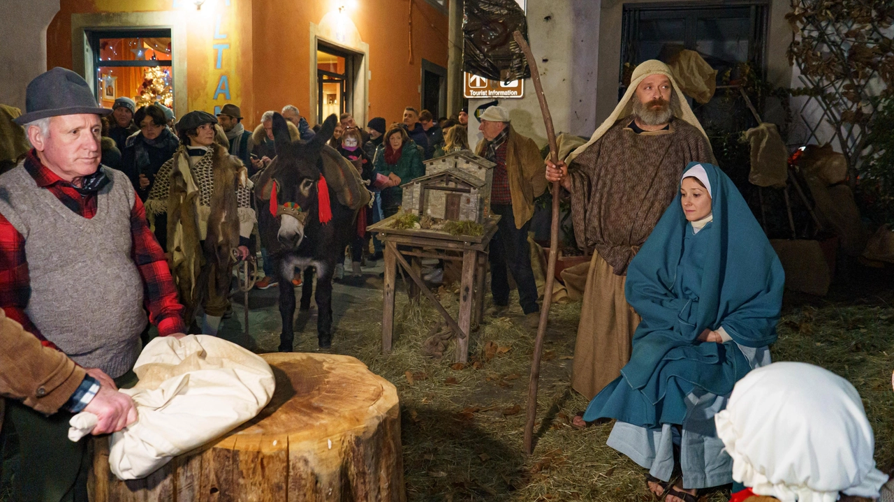 Una scena del Presepe Vivente in centro storico a Barga (foto Borghesi) Una scena del Presepe Vivente in centro storico a Barga (foto Borghesi)