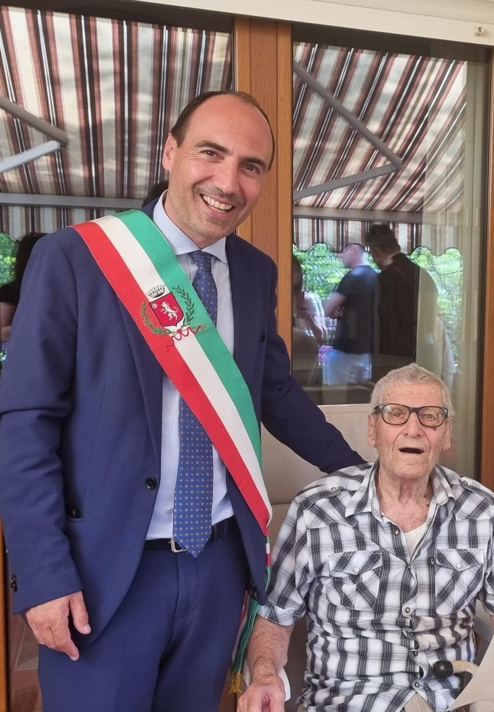 https://www.lanazione.it/image-service/view/acePublic/alias/contentid/YjNmZjkwMjItNmVkNC00/0/ernesto-compie-100-anni-i-figli-la-nostra-roccia.jpeg