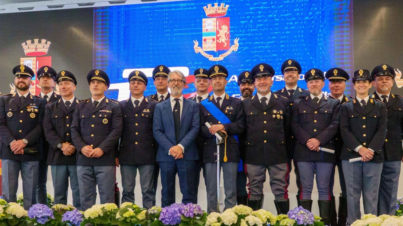 Il questore Salvo con il personale di polizia premiato con lodi ed encomi (foto Alexia Frascatore)