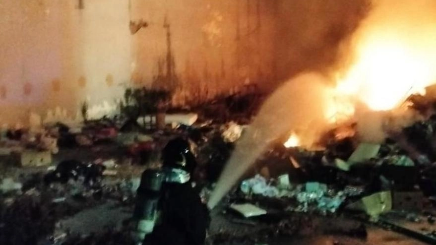 I vigili del fuoco al lavoro lunedì sera per domare il rogo dei cumuli di rifiuti all’interno di un cortile del Palazzo rosa di via Rospicciano a Ponsacco I vigili del fuoco al lavoro lunedì sera per domare il rogo dei cumuli di rifiuti all’interno di un cortile del Palazzo rosa di via Rospicciano a Ponsacco