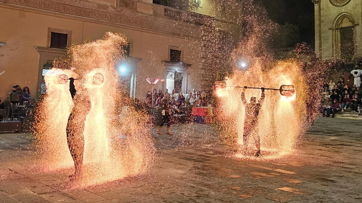 Gli spettacolari effetti di luce e fuoco nello spettacolo in Piazza del Popolo nel cuore di Todi durante gli eventi della ’Disfida di San Fortunato’ Gli spettacolari effetti di luce e fuoco nello spettacolo in Piazza del Popolo nel cuore di Todi durante gli eventi della ’Disfida di San Fortunato’